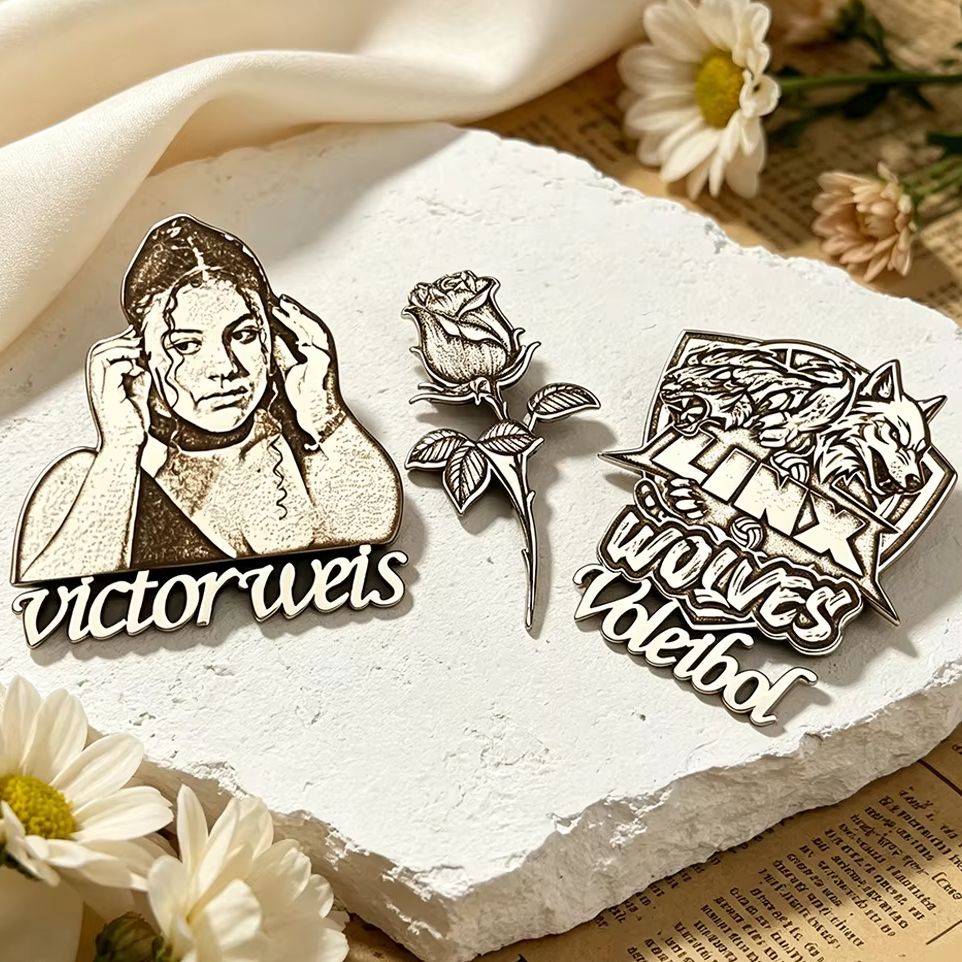 Men Accessories For Birthday Gift - เข็มกลัดรูปภาพดอกกุหลาบแบบกำหนดเองสำหรับผู้ชาย ดีไซน์เฉพาะตัว ของตกแต่งชุดสูท ของขวัญสุดพิเศษ ของที่ระลึกวันเกิด วันครบรอบ